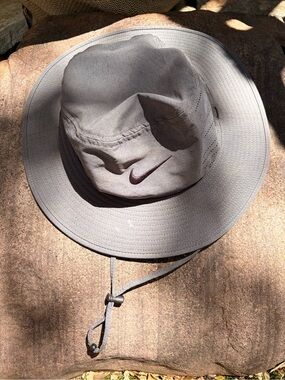 Nike Light Gray Wide-Brim Outdoor Hat with Chin Strap